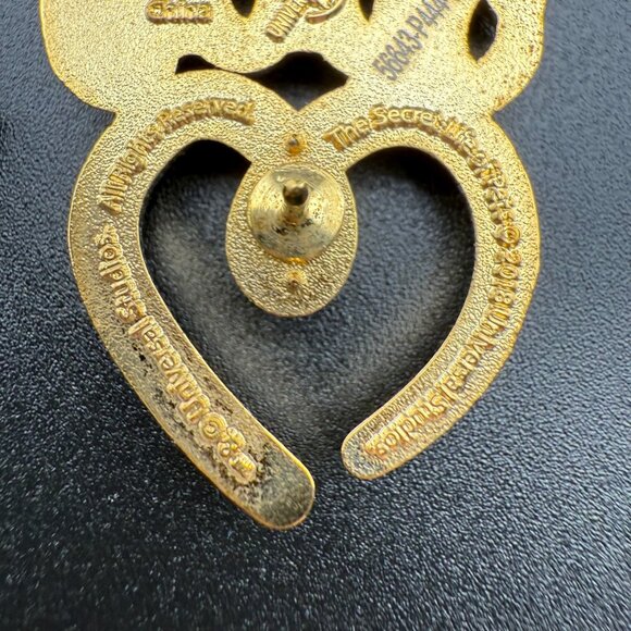 Universal Studios The Secret Life Of Pets 2018 Metal Heart Paw Enamel Pin Badge - Picture 3 of 6